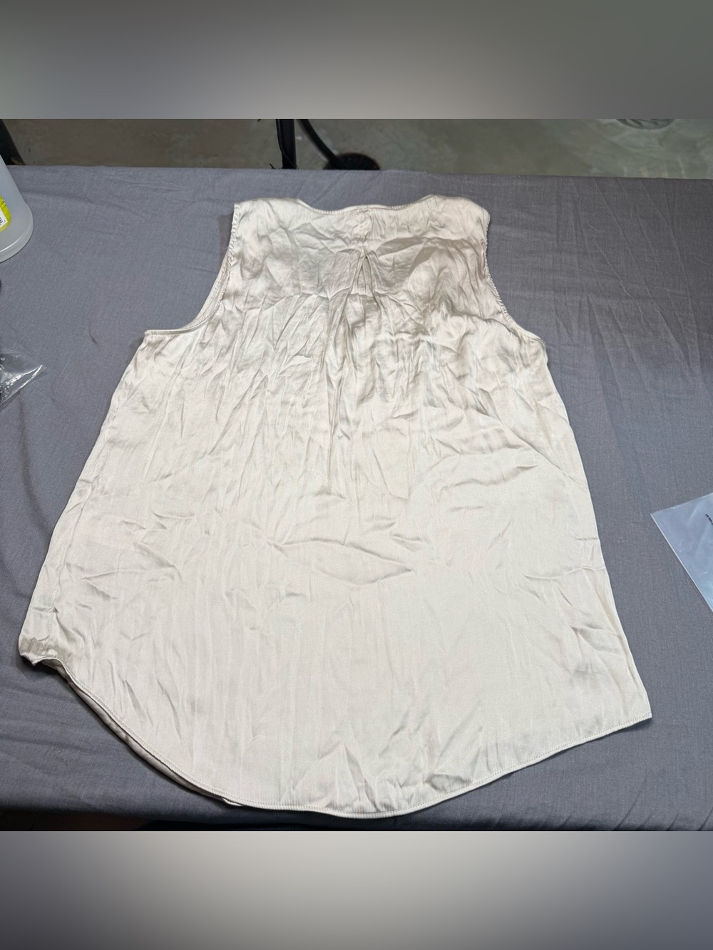 Banana Republic Cream V-Neck Sleeveless Blouse - Picture 4 of 6